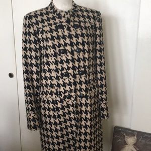 Sigurd Olsen women’s wool blend houndstooth print car coat. Size Large